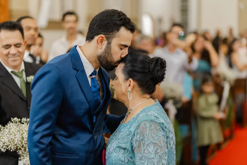 Noiva abraçada a uma mulher mais velha da família