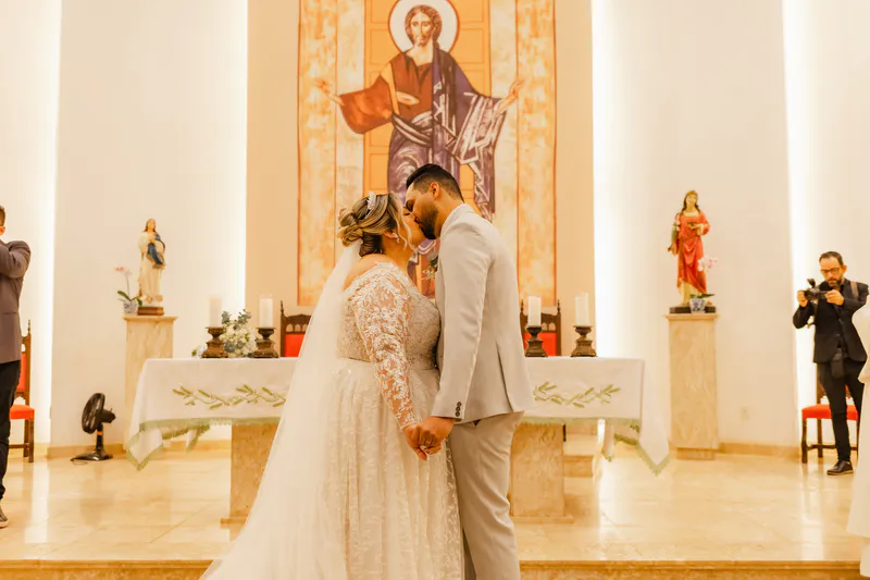 Noivos se beijando no altar