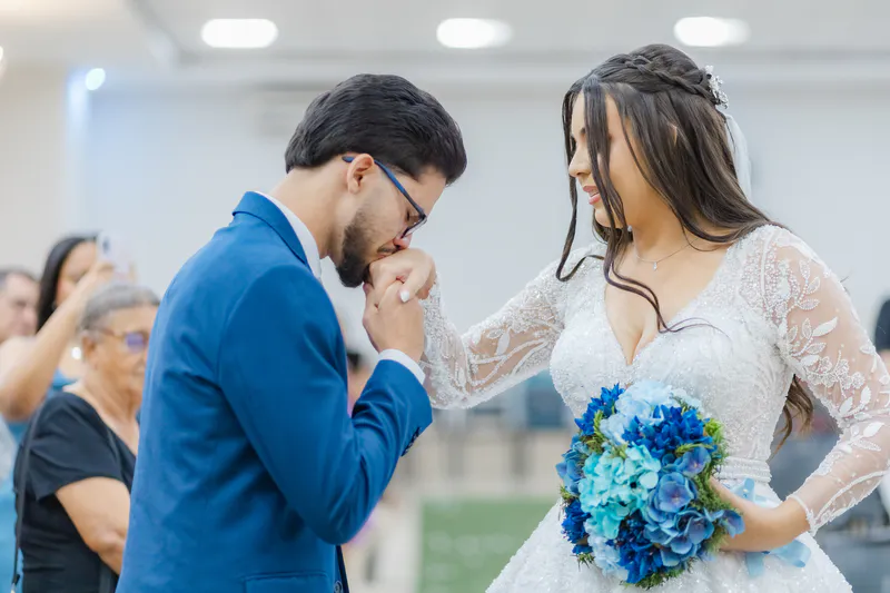 Noivos sorrindo lado a lado no altar
