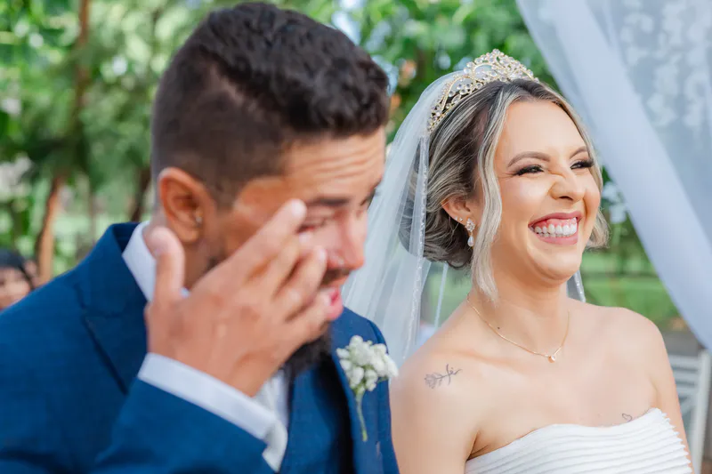 Noivos emocionados durante a cerimônia