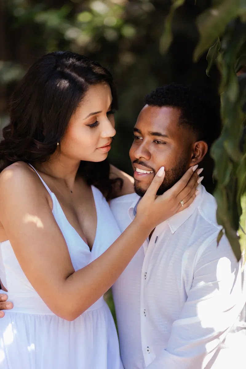 Casal abraçado no ensaio pré-wedding