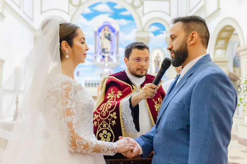 Noivos no altar durante a cerimônia