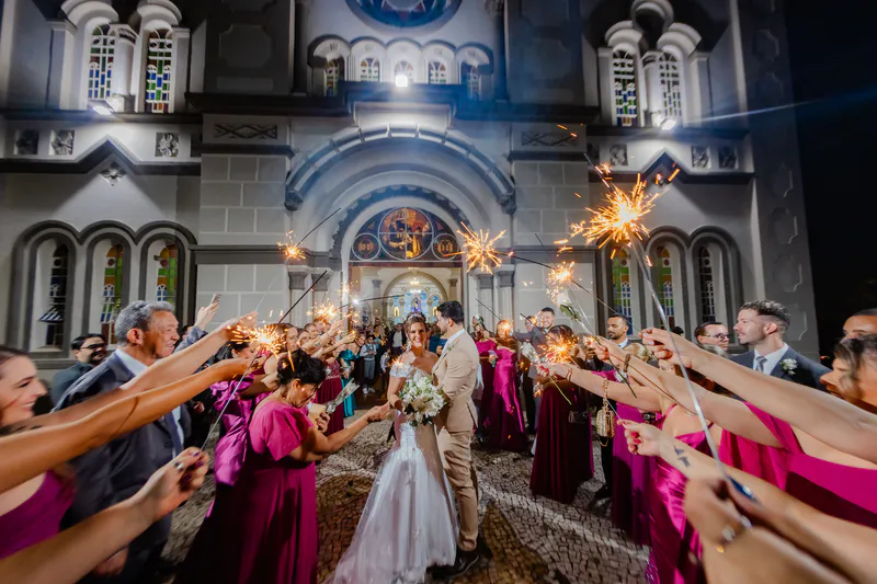 Saída dos noivos da igreja entre faíscas