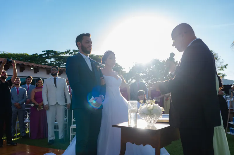 Cerimônia ao ar livre com o sol ao fundo