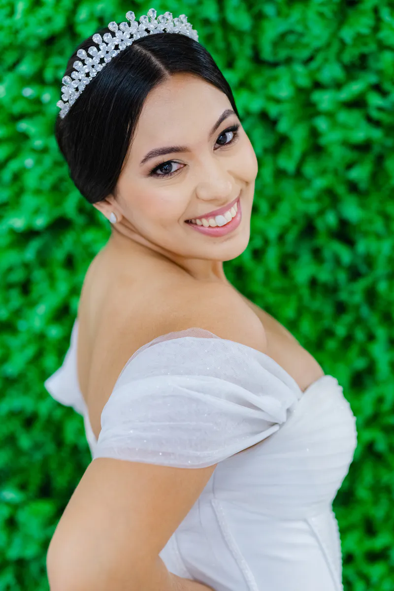 Noiva pronta, sorrindo, antes da cerimônia