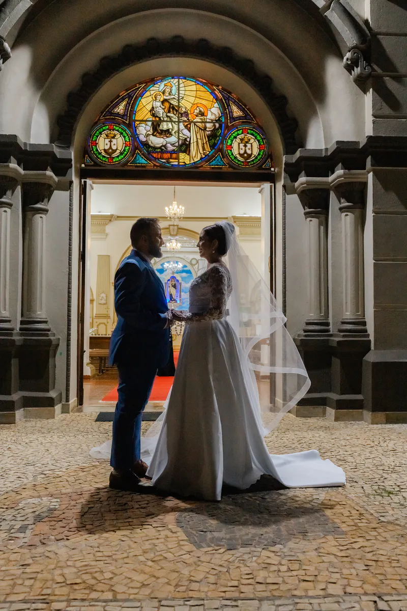 Noivos na porta da igreja