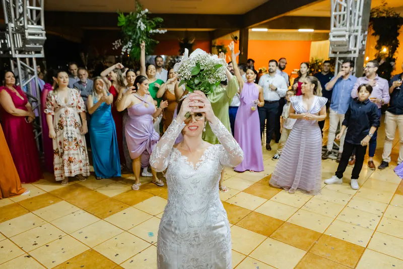 Noiva jogando o buquê na festa